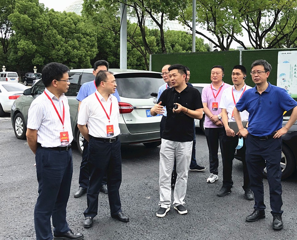 新聞稿—區(qū)政協(xié)主席畢東華一行視察鄞縣大道項(xiàng)目_副本.jpg