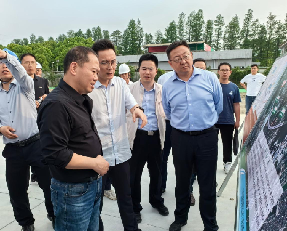 5月7日，市交通局副局長(zhǎng)樊獻(xiàn)鵬一行調(diào)研228海曙段工程項(xiàng)目_副本.png