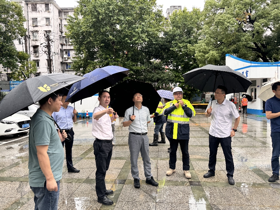 6月25日，區(qū)委常委、常務(wù)副區(qū)長徐洪濤帶隊赴原花生米廠地塊項目（海曙區(qū)HS18-02-04a地塊）、秀水歷史街區(qū)更新項目開展調(diào)研_副本.jpg