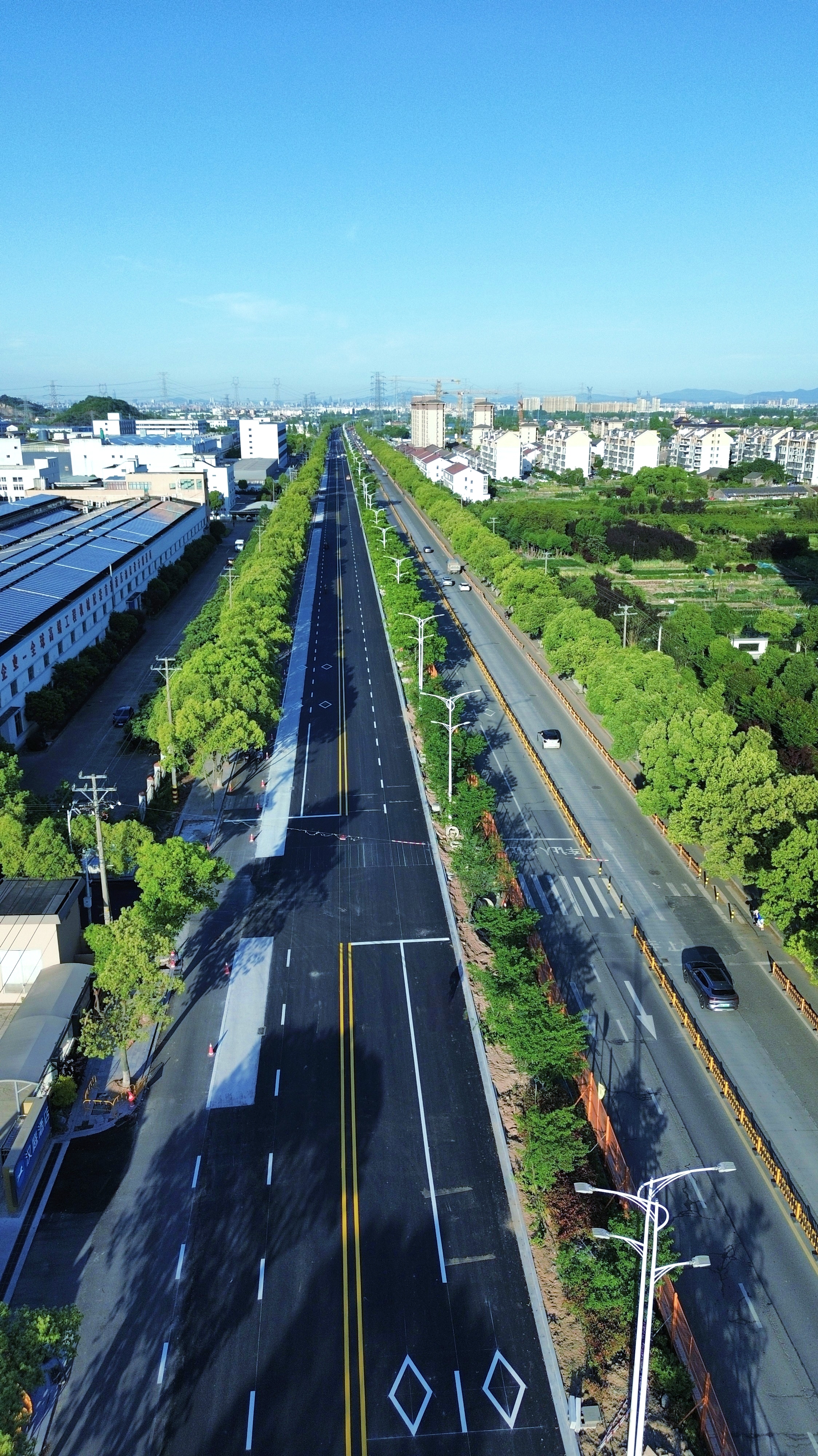 荷梁線三期工程仲夏路至新蕾北路路段順利完成半幅交通導(dǎo)改2.png
